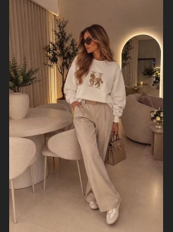 Śmietankowa bluza oversize z delikatną haftowaną aplikacją z koniem